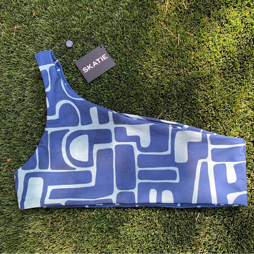 SKATIE // NWT Ellis Barbados One Shoulder Top - Size XL